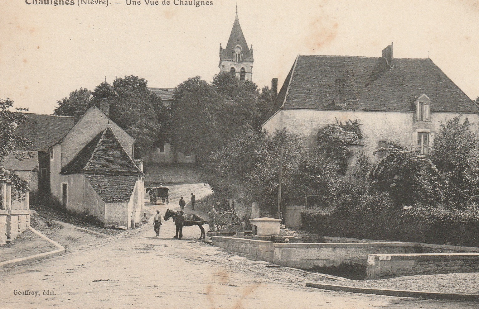 Vielle carte postale de mon village (Chaulgnes), qui donne sur l'église et le lavoir du bourg.